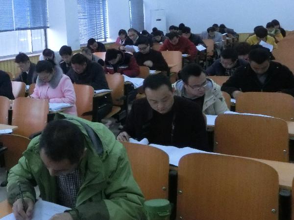 2016年3月10日PP电子游戏网站第五考场考生正在认真答卷 2016年3月10日PP电子游戏网站第五考场考生正在认真答卷