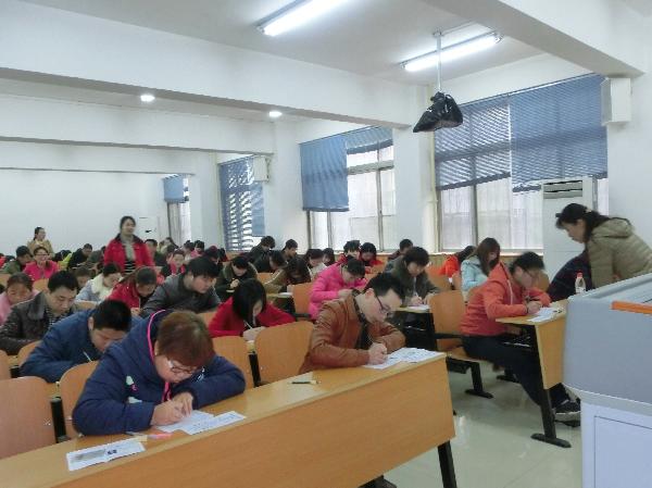 2016年3月10日PP电子游戏网站第七考场监考老师认真监考 2016年3月10日PP电子游戏网站第七考场监考老师认真监考